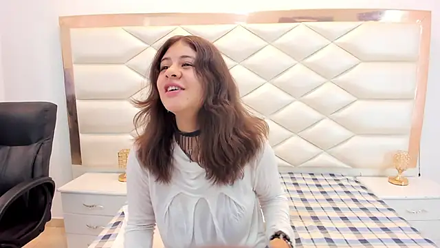 Snapshot of MiaQueen021 chatting on 02/06/25, 12:26 MiaQueen021 online show from 02/06/25, 12:26