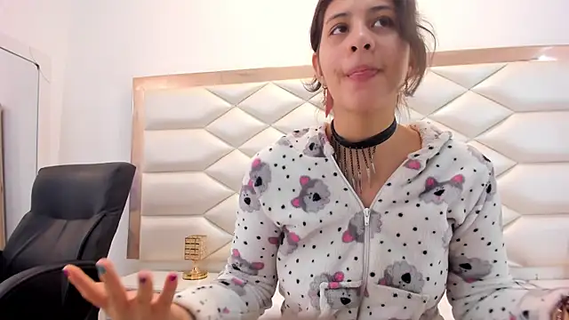 Snapshot of MiaQueen021 chatting on 02/06/25, 06:35 MiaQueen021 online show from 02/06/25, 06:35