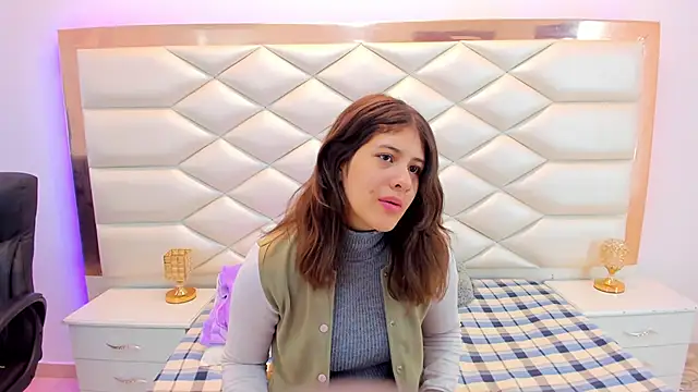 Snapshot of MiaQueen021 chatting on 02/07/25, 12:28 MiaQueen021 online show from 02/07/25, 12:28