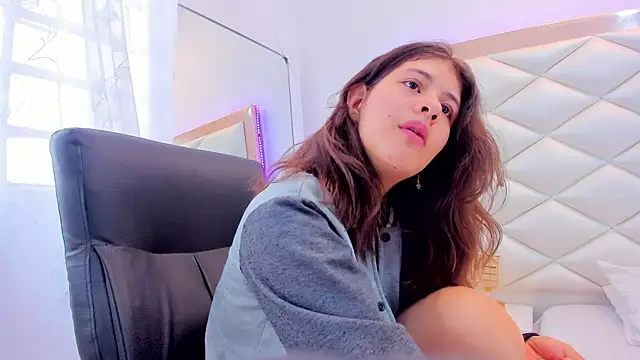 Snapshot of MiaQueen021 chatting on 02/10/25, 03:42 MiaQueen021 online show from 02/10/25, 03:42