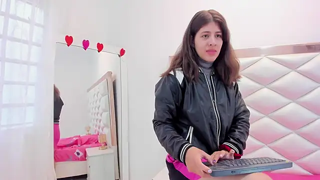 Snapshot of MiaQueen021 chatting on 03/05/25, 12:33 MiaQueen021 online show from 03/05/25, 12:33