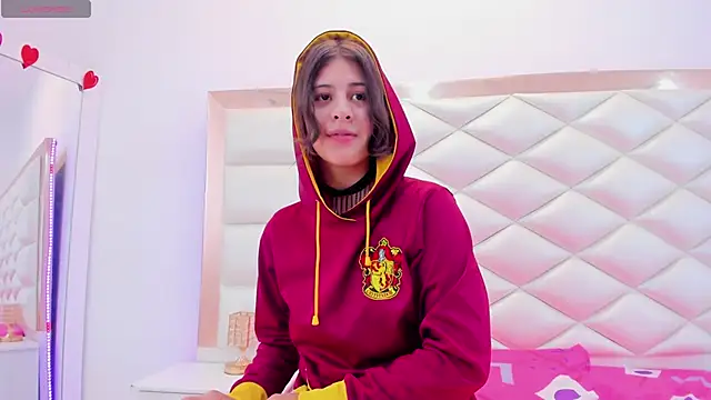 Snapshot of MiaQueen021 chatting on 03/06/25, 03:35 MiaQueen021 online show from 03/06/25, 03:35