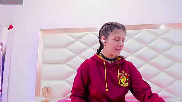 Snapshot of MiaQueen021 chatting on 03/06/25, 06:37 MiaQueen021 online show from 03/06/25, 06:37