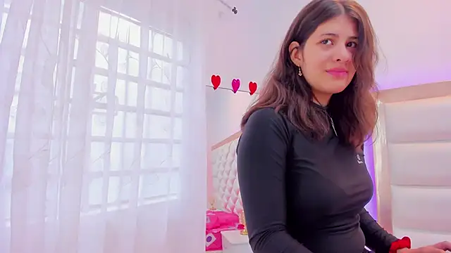 Snapshot of MiaQueen021 chatting on 03/07/25, 12:34 MiaQueen021 online show from 03/07/25, 12:34