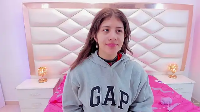 Snapshot of MiaQueen021 chatting on 03/08/25, 12:30 MiaQueen021 online show from 03/08/25, 12:30