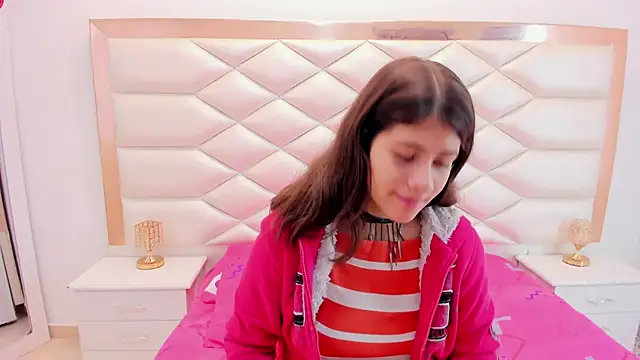 Snapshot of MiaQueen021 chatting on 03/12/25, 12:26 MiaQueen021 online show from 03/12/25, 12:26