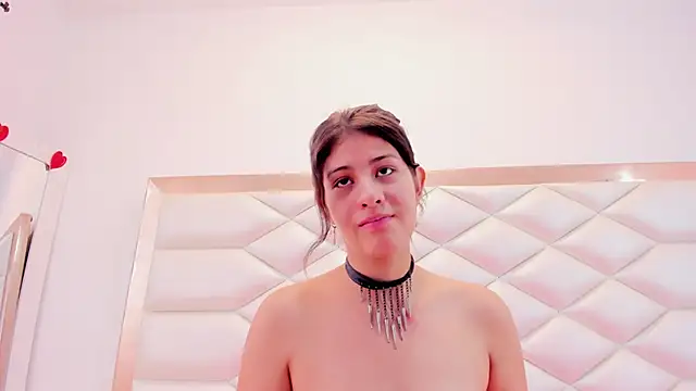 Snapshot of MiaQueen021 chatting on 03/12/25, 03:29 MiaQueen021 online show from 03/12/25, 03:29