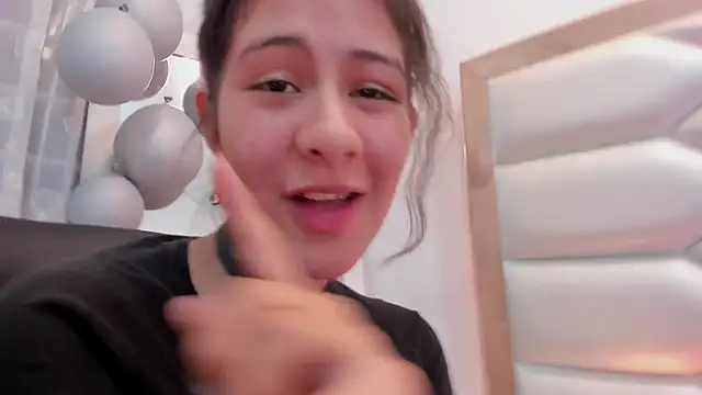 Snapshot of MiaQueen021 chatting on 03/23/25, 12:58 MiaQueen021 online show from 03/23/25, 12:58