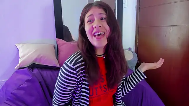 Snapshot of MiaQueen021 chatting on 09/19/25, 02:40 MiaQueen021 online show from 09/19/25, 02:40