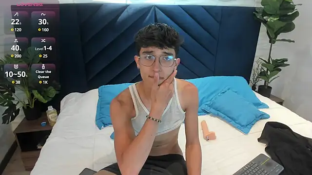 Snapshot of tim__fox chatting on 02/13/25, 08:24 tim fox online show from 02/13/25, 08:24