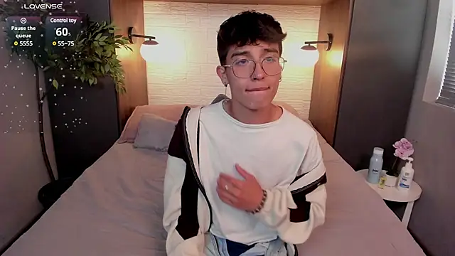 Snapshot of tim__fox chatting on 02/18/25, 07:30 tim fox online show from 02/18/25, 07:30