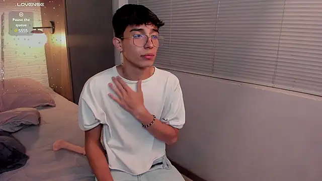 Snapshot of tim__fox chatting on 02/18/25, 11:08 tim fox online show from 02/18/25, 11:08