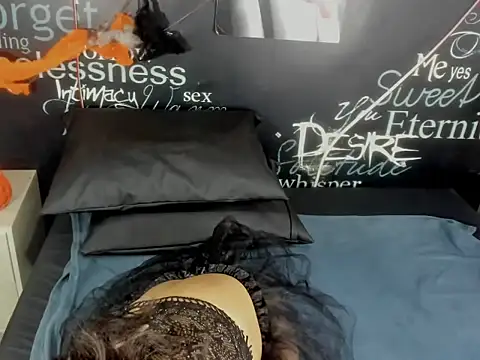 EmmySweett2 online show from 10/31/25, 02:40