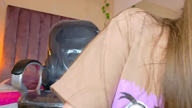 Dahlia Rousse online show from 04/16/26, 12:11