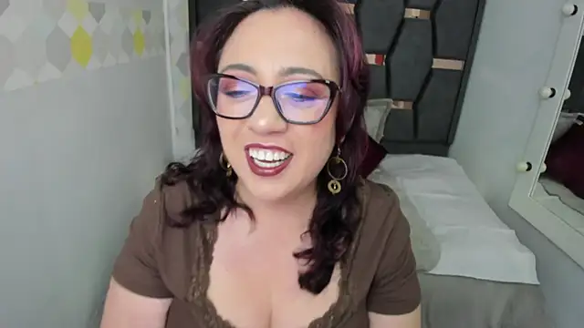 Snapshot of Victoria_Adamns chatting on 10/01/25, 12:00 Victoria Adamns online show from 10/01/25, 12:00