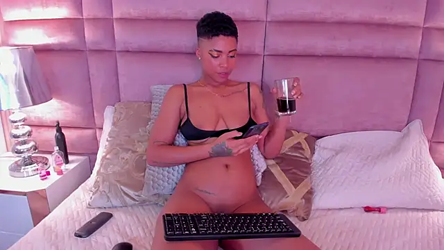 LuciaWallace online show from 02/04/25, 10:24