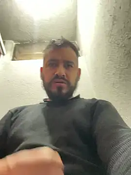 Snapshot of leonardohot1987 chatting on 01/11/25, 05:18 leonardohot1987 online show from 01/11/25, 05:18