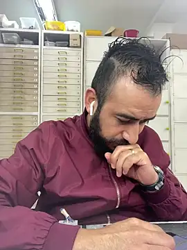 Snapshot of leonardohot1987 chatting on 02/27/25, 05:47 leonardohot1987 online show from 02/27/25, 05:47