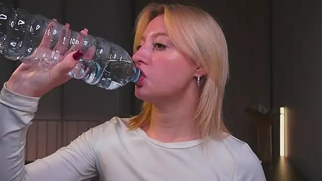 Snapshot of milasmiu chatting on 09/10/25, 03:01 milasmiu online show from 09/10/25, 03:01