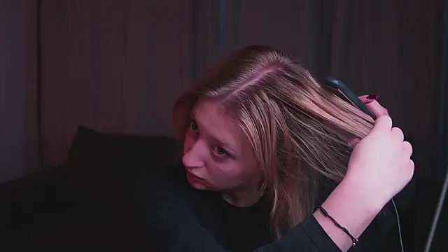 Snapshot of milasmiu chatting on 11/27/25, 04:03 milasmiu online show from 11/27/25, 04:03