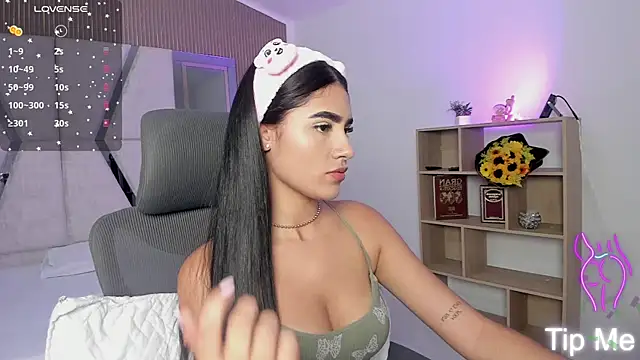 Snapshot of BellaaStorm chatting on 09/22/25, 01:13 BellaaStorm online show from 09/22/25, 01:13