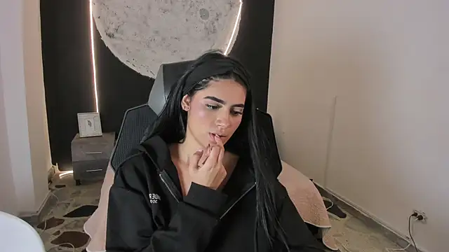 Snapshot of BellaaStorm chatting on 10/18/25, 08:31 BellaaStorm online show from 10/18/25, 08:31