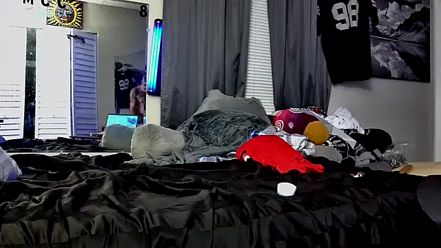 Snapshot of 1badfucka chatting on 02/17/25, 12:10 1badfucka online show from 02/17/25, 12:10