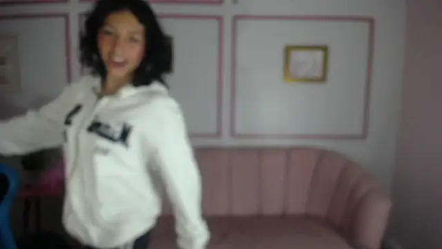 zoe ch  online show from 03/19/25, 09:37