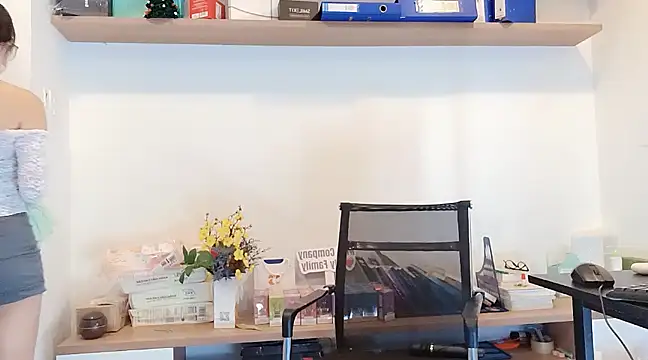 Snapshot of Lush-Office chatting on 03/03/25, 11:00 Lush-Office online show from 03/03/25, 11:00