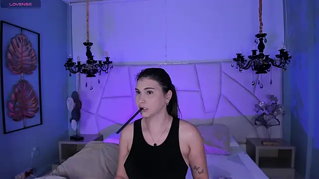 Aitana Hilton  online show from 11/12/25, 11:54