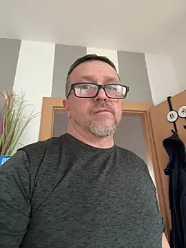 Snapshot of pawprzy chatting on 02/08/25, 01:33 pawprzy online show from 02/08/25, 01:33