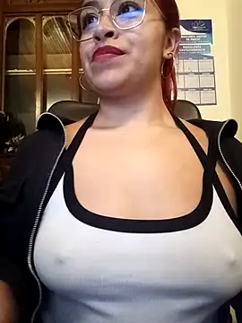 Snapshot of AnonymousGirl chatting on 09/16/25, 12:44 AnonymousGirl online show from 09/16/25, 12:44