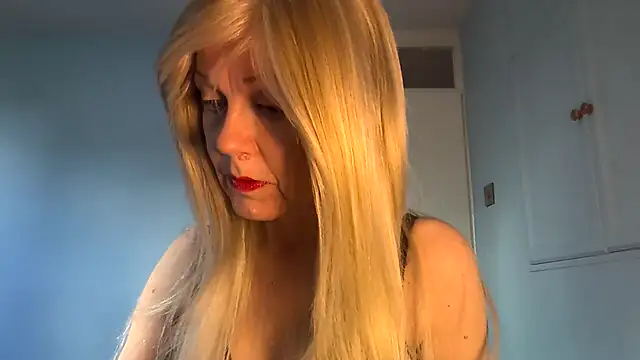 Snapshot of petina chatting on 11/08/25, 12:27 petina online show from 11/08/25, 12:27