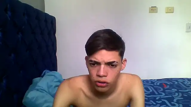 Snapshot of Latinos_2001 chatting on 05/06/26, 01:49 Latinos 2001 online show from 05/06/26, 01:49