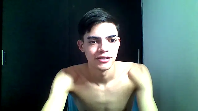Snapshot of Latinos_2001 chatting on 05/19/26, 03:51 Latinos 2001 online show from 05/19/26, 03:51