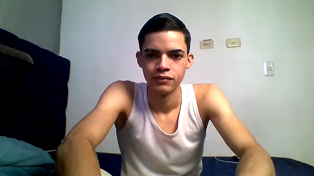 Snapshot of Latinos_2001 chatting on 07/04/26, 02:45 Latinos 2001 online show from 07/04/26, 02:45