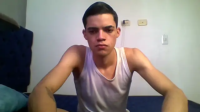 Snapshot of Latinos_2001 chatting on 07/06/26, 02:14 Latinos 2001 online show from 07/06/26, 02:14