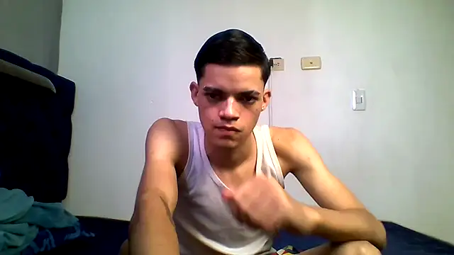 Snapshot of Latinos_2001 chatting on 07/24/26, 01:31 Latinos 2001 online show from 07/24/26, 01:31