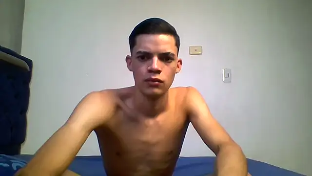 Snapshot of Latinos_2001 chatting on 08/01/26, 10:19 Latinos 2001 online show from 08/01/26, 10:19