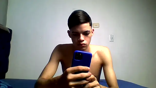 Snapshot of Latinos_2001 chatting on 08/02/26, 12:47 Latinos 2001 online show from 08/02/26, 12:47