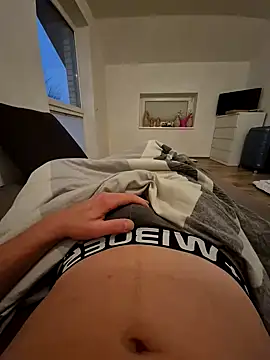 Snapshot of Feuer_boy chatting on 01/17/25, 04:15 Feuer boy online show from 01/17/25, 04:15