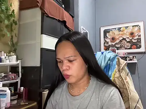 SophiaCourthaway online show from 12/17/25, 09:48