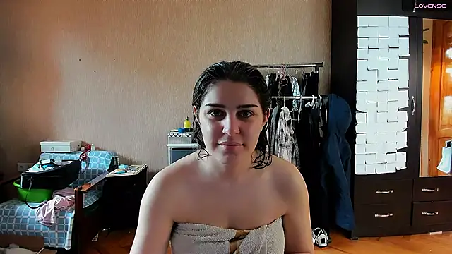 Snapshot of _Roselina_ chatting on 04/23/26, 07:41 Roselina online show from 04/23/26, 07:41