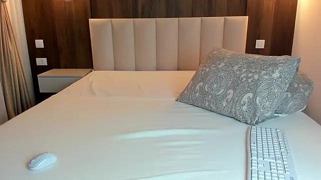 Saradiamond1 online show from 12/17/25, 09:04