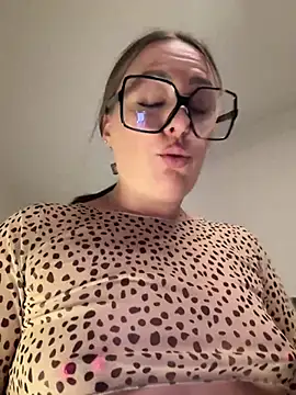 Snapshot of Megan_off chatting on 06/11/26, 07:06 Megan off online show from 06/11/26, 07:06