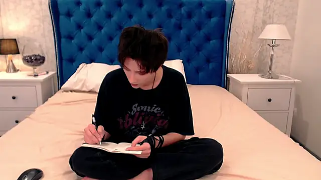 via mayer  online show from 10/09/25, 08:18