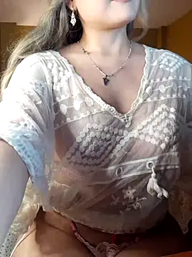 Snapshot of monicavictoria1301 chatting on 11/17/25, 11:21 monicavictoria1301 online show from 11/17/25, 11:21