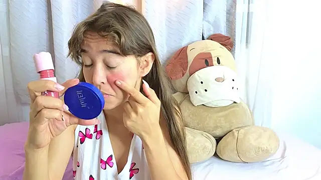 Snapshot of SERAFINA_ chatting on 10/09/25, 01:20 SERAFINA online show from 10/09/25, 01:20