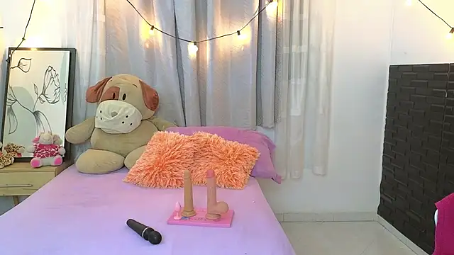 Snapshot of SERAFINA_ chatting on 10/21/25, 01:23 SERAFINA online show from 10/21/25, 01:23