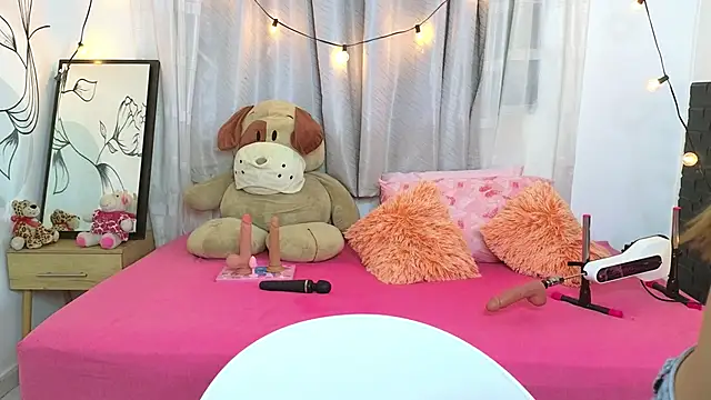 Snapshot of SERAFINA_ chatting on 10/25/25, 01:40 SERAFINA online show from 10/25/25, 01:40